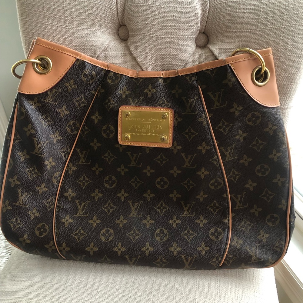 Brown leather purse
15.5 x 11.5
